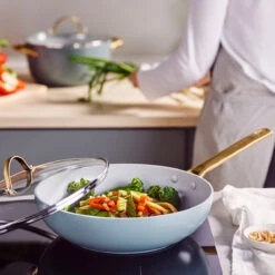 Padova<br> WOK WITH LID, SMOKEY SKY BLUE - 28CM -Greenpan Shop CC006199 001 Padova WOK WITH LID SMOKEY SKY BLUE 28CM 7 1315afa4 9e82 4440 9f90 7263d420db82