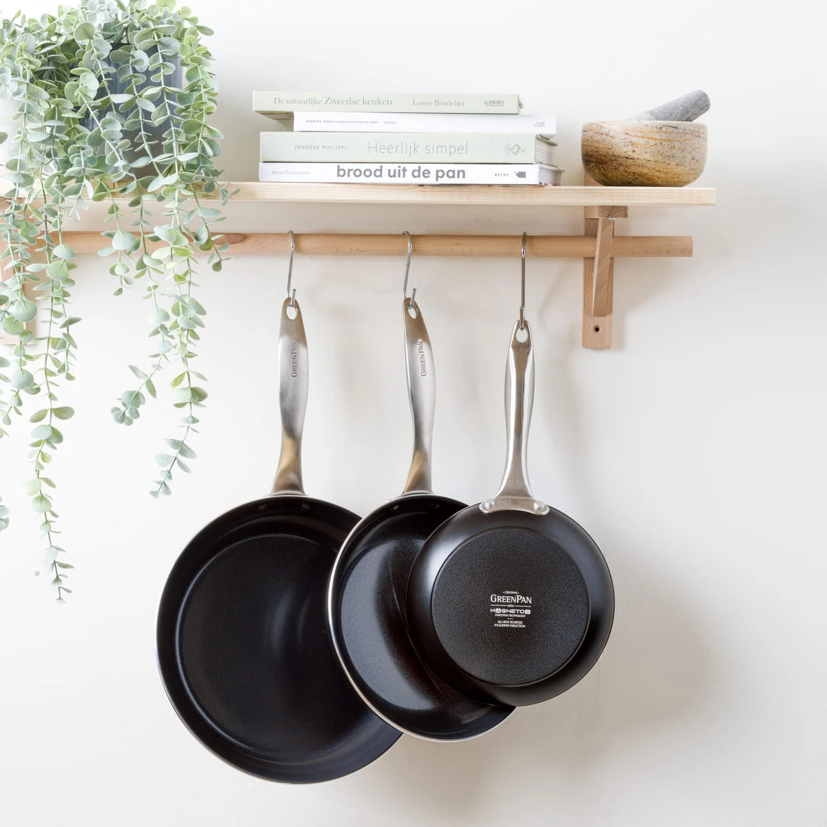 Royal<br> Frying Pan, Black - 24cm 7 Royal<br> Frying Pan, Black - 24cm - Image 5