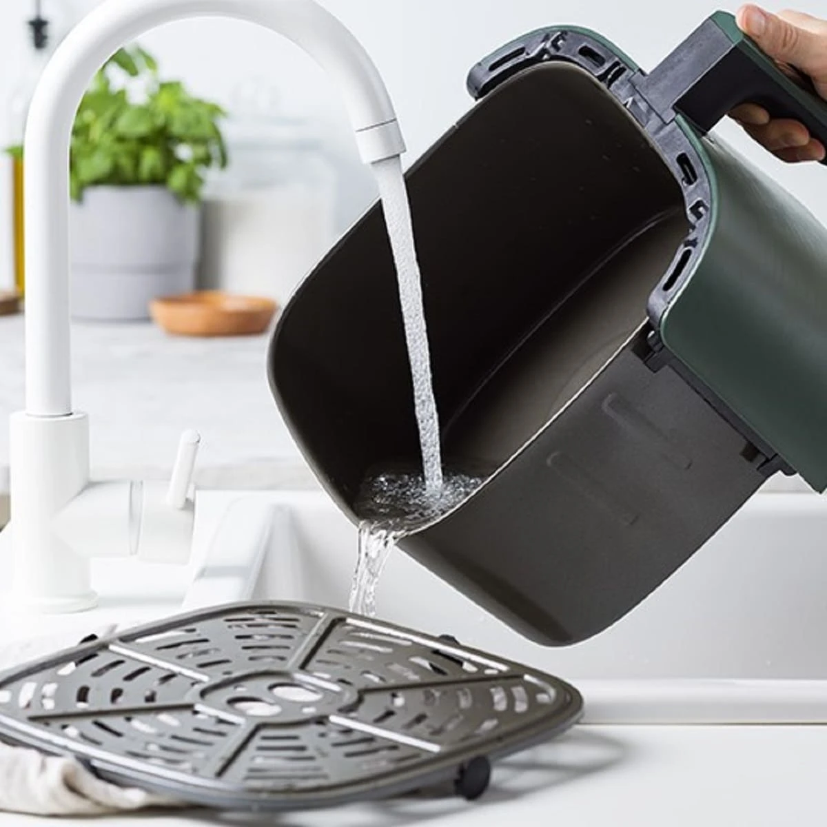 Bistro<br> XXL Coloured Air Fryer - Pine Green 7 Bistro<br> XXL Coloured Air Fryer - Pine Green - Image 5